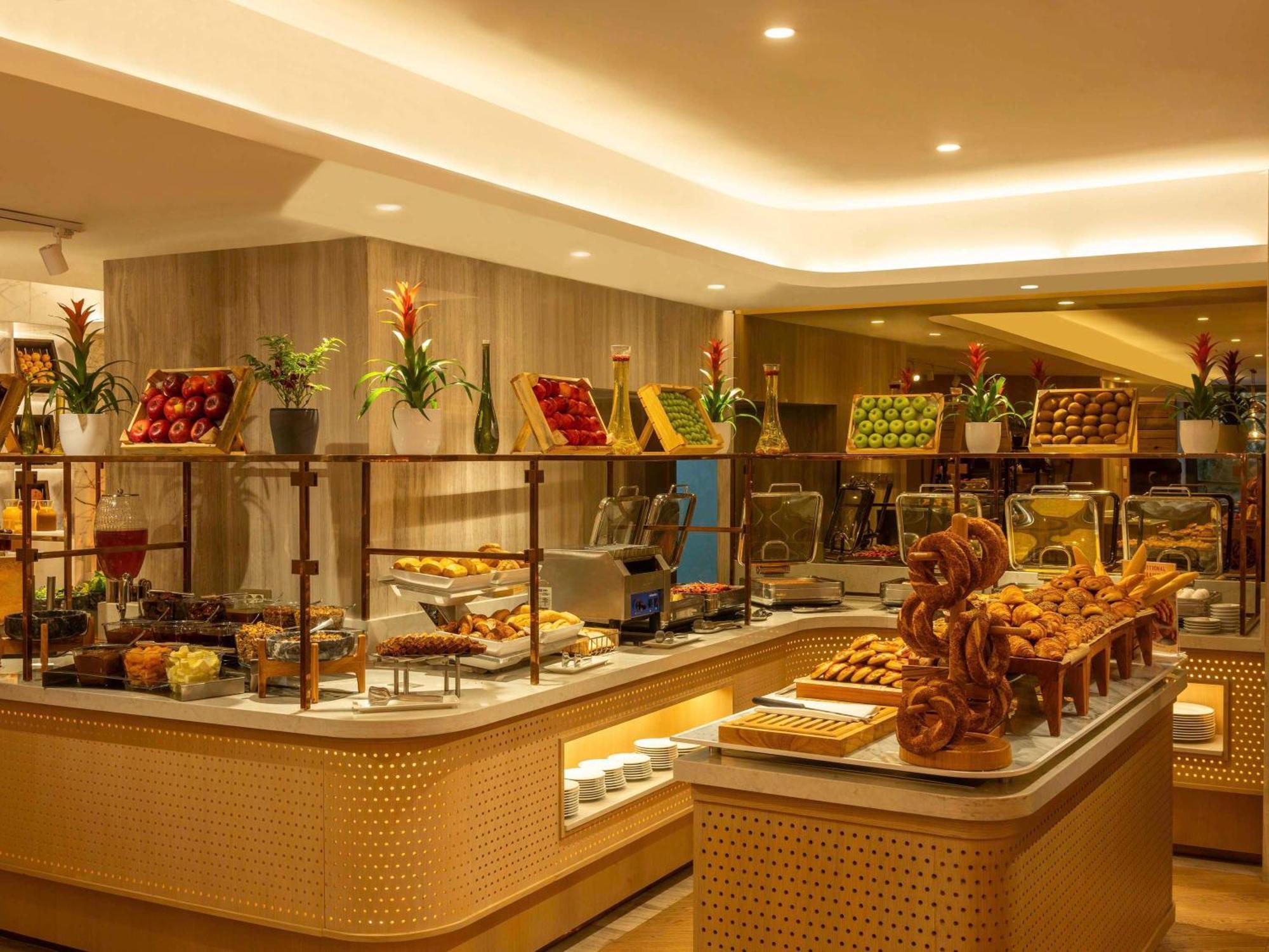 Moevenpick Hotel Istanbul Bosphorus Exterior foto The buffet at the hotel