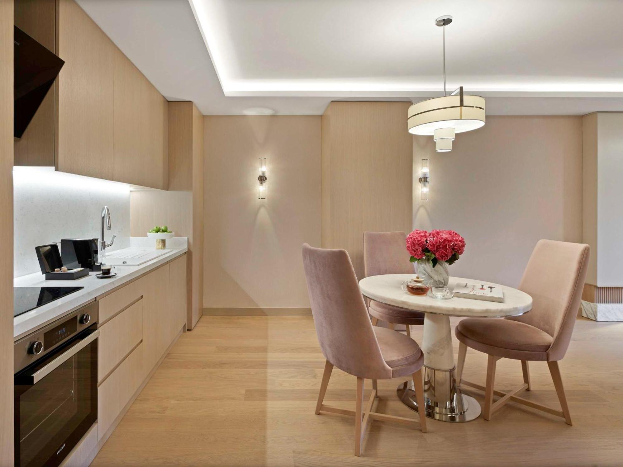 Moevenpick Hotel Istanbul Bosphorus Exterior foto The kitchen and dining area of a two-bedroom apartment