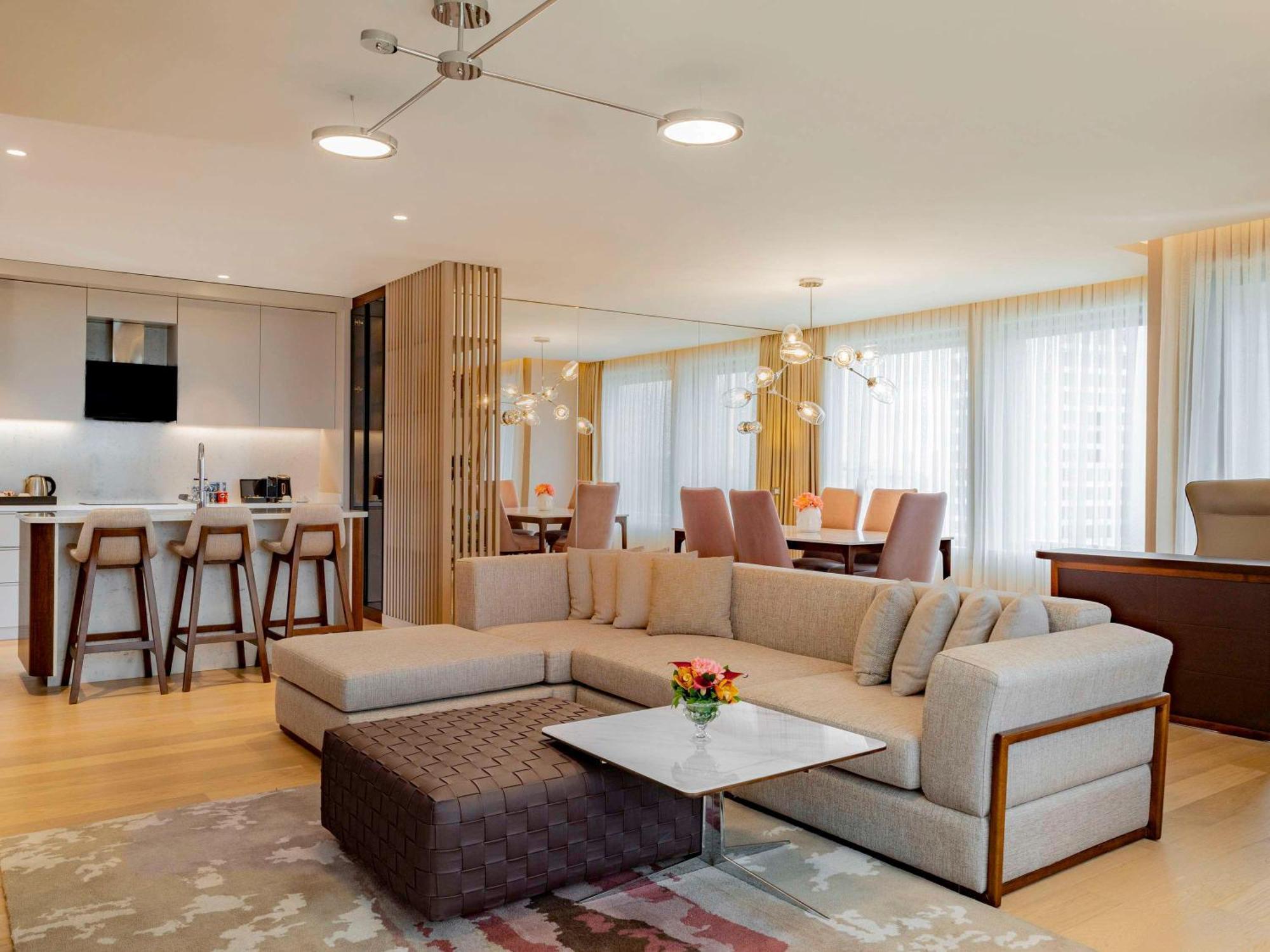 Moevenpick Hotel Istanbul Bosphorus Exterior foto A living room in a suite at the hotel